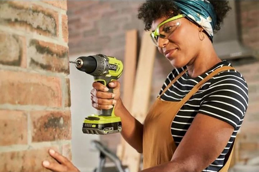 RYOBI Set – udarna aku. bušilica sa 2 baterije (2Ah) i punjačem RYOBI R18PD3-220S