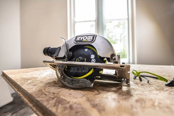RYOBI Aku. cirkular bez četkica, RYOBI RCS18X-0