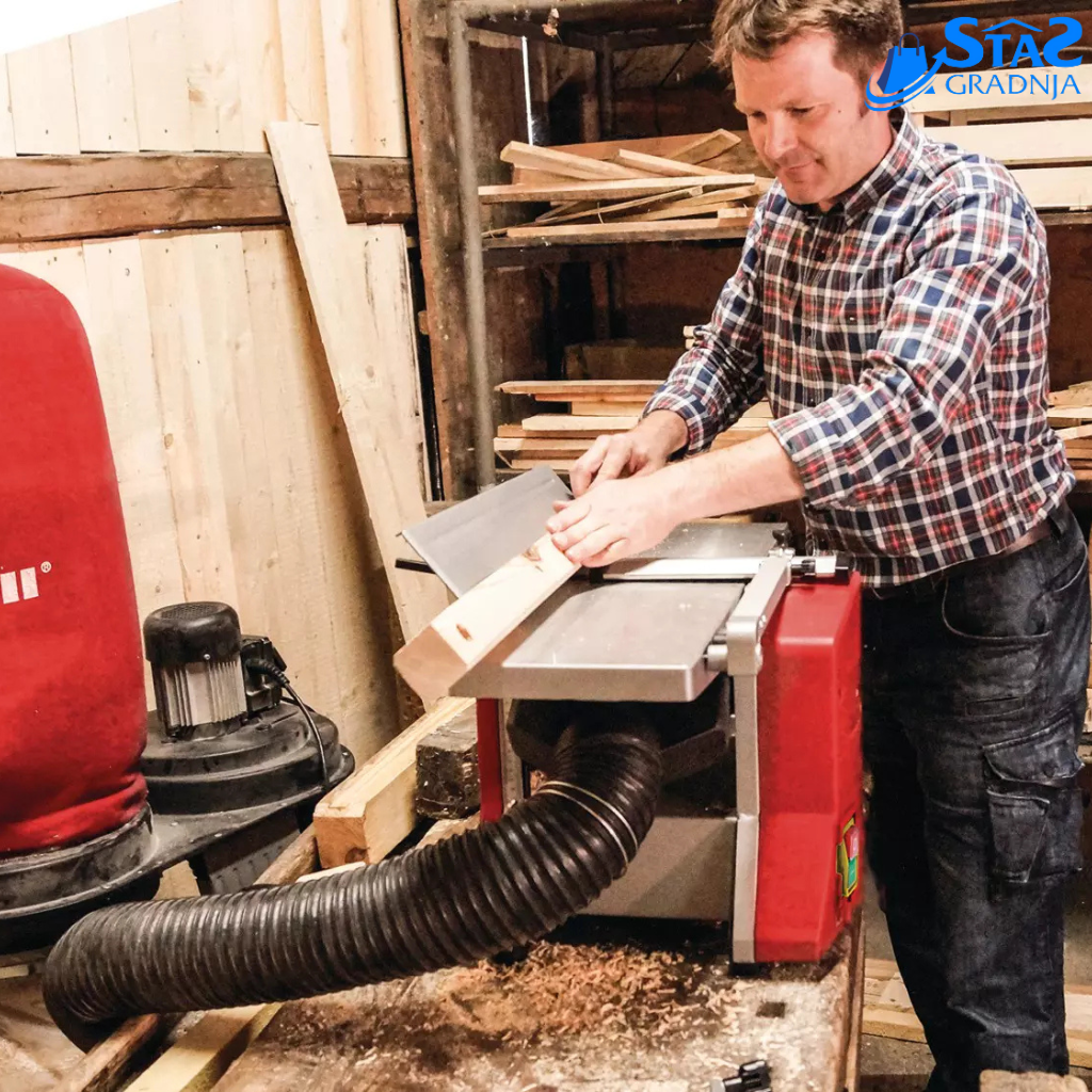 Stacionarna hoblerica Einhell TC-SP 204 sa aluminijumskom radnom površinom, graničnikom i nogama koje apsorbuju vibracije.