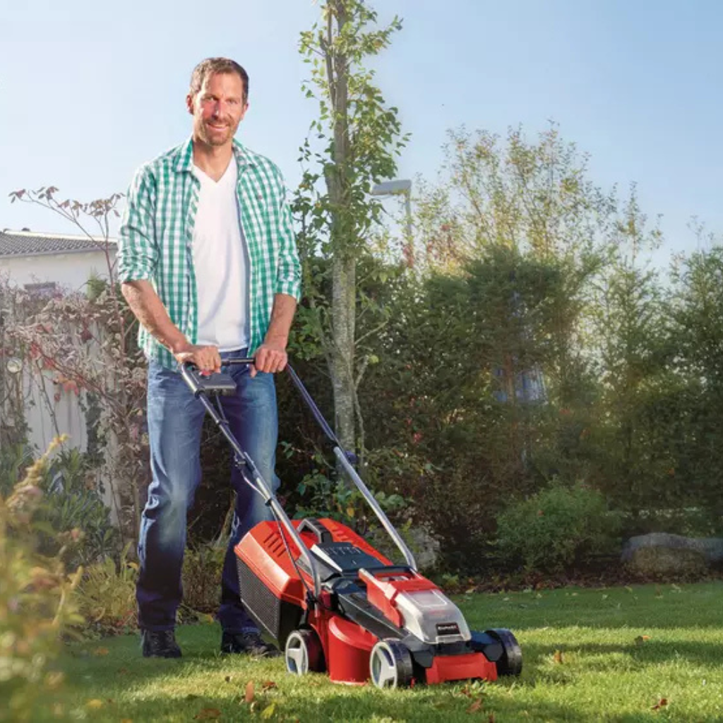 Einhell GE-CM 18/30 Li akumulatorska kosačica sa Power X-Change baterijom, plastičnim kućištem, i motorom bez četkica za savršeno održavanje travnjaka.