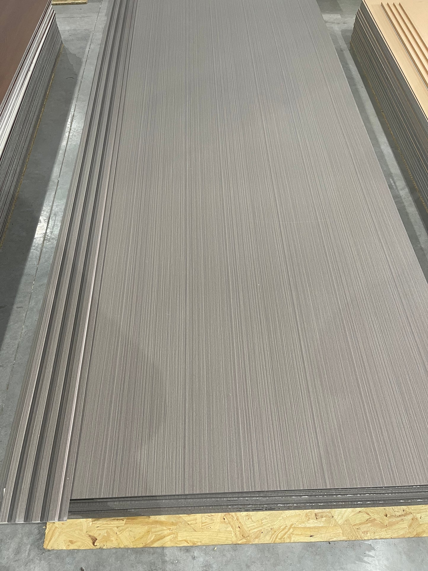 Graphite Linen PVC zidni panel – detalj površine
