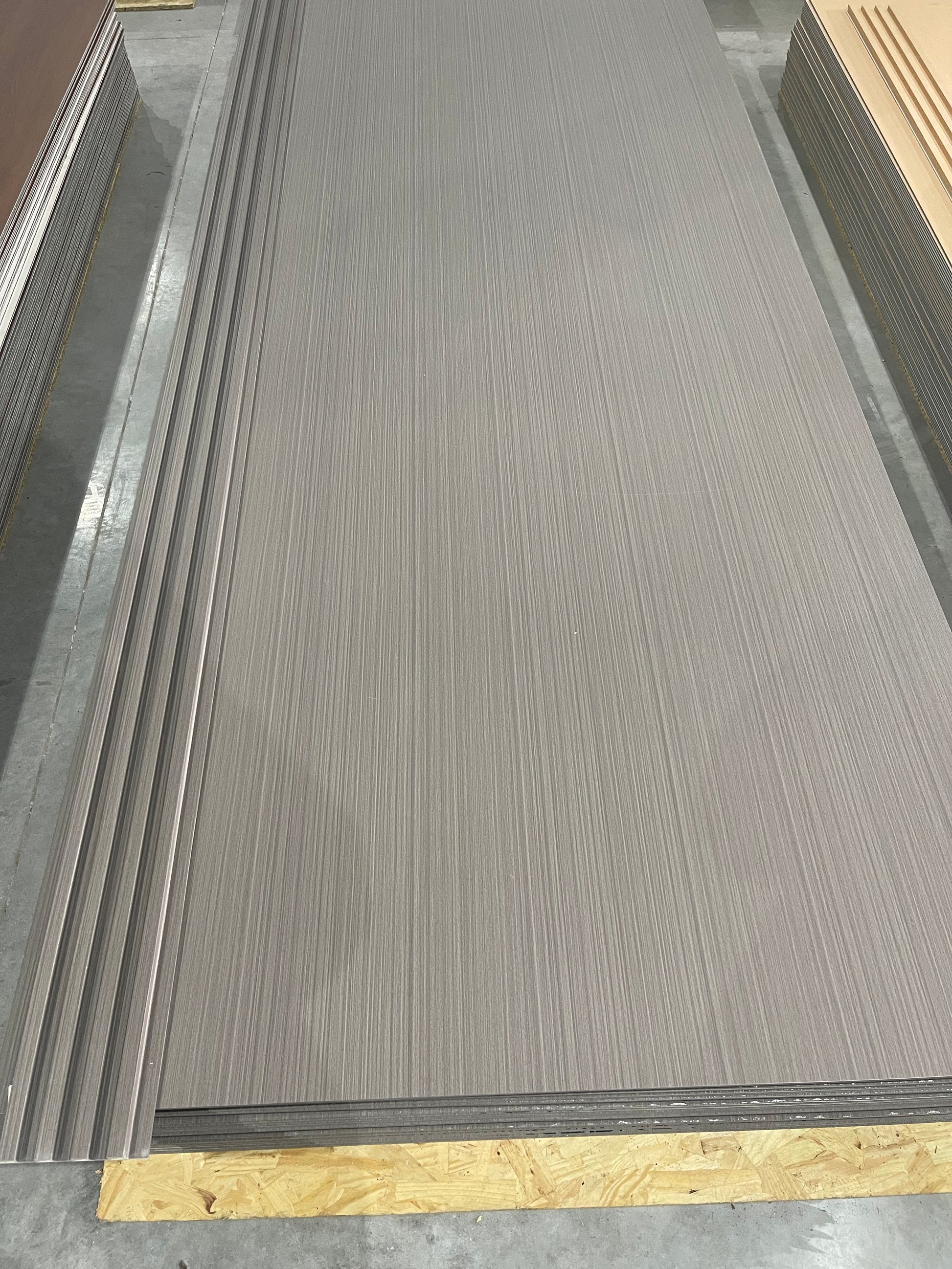 Graphite Linen PVC zidni panel – detalj površine