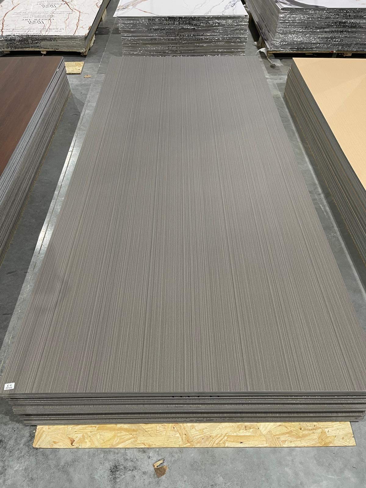 Graphite Linen PVC zidni panel M174 – grafitni linearni dekor